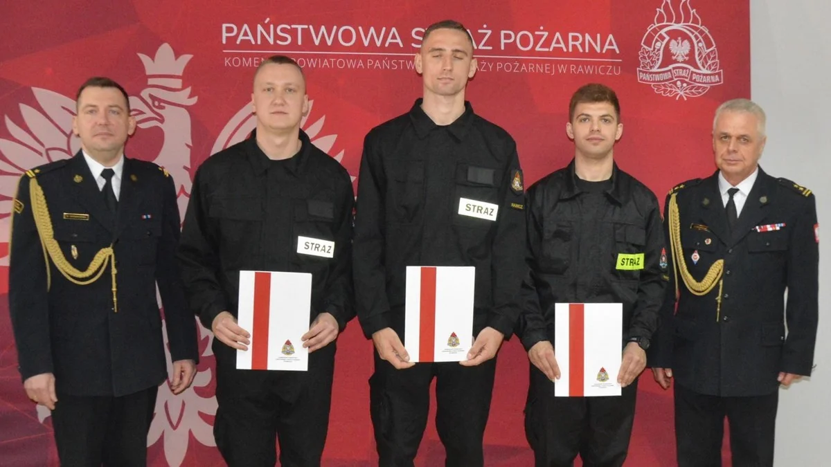 Trzech nowych strażaków w Rawiczu. Ślubowali ofiarność i męstwo, nawet z narażeniem życia - Zdjęcie główne