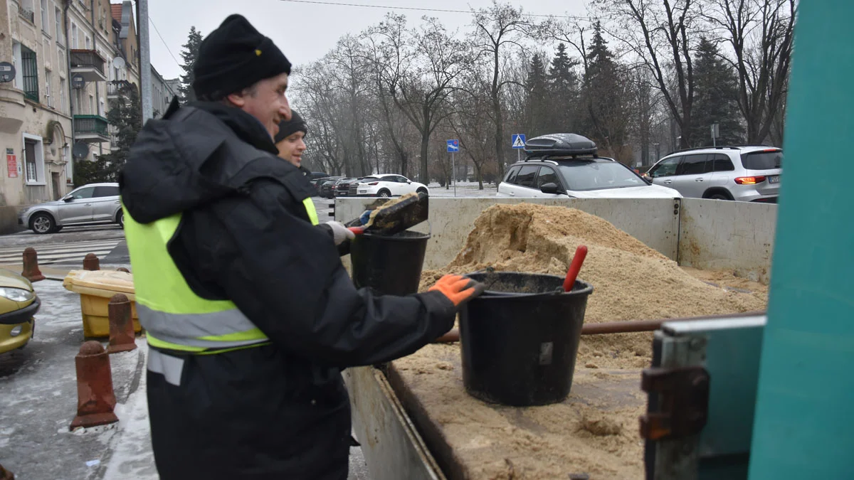 Skrzynie z piaskiem jak znalazł podczas gołoledzi