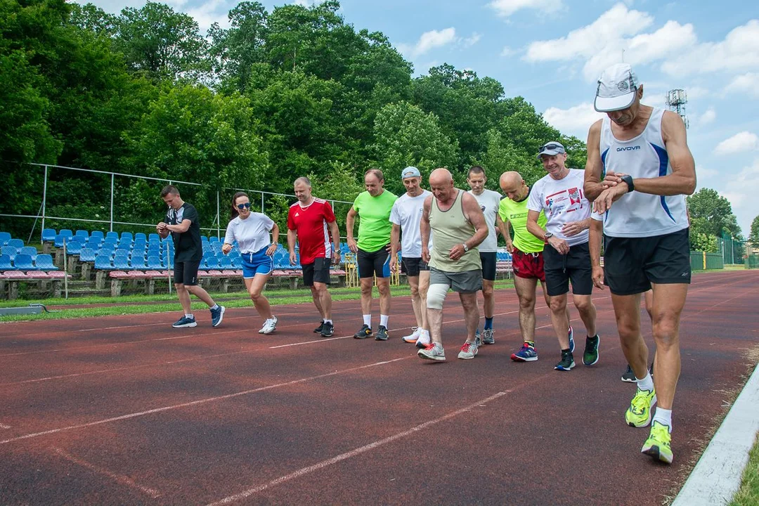 70 okrążeń stadionu w Jarocinie na 70. urodziny. Wiesław Garbarek świętował nietypowo