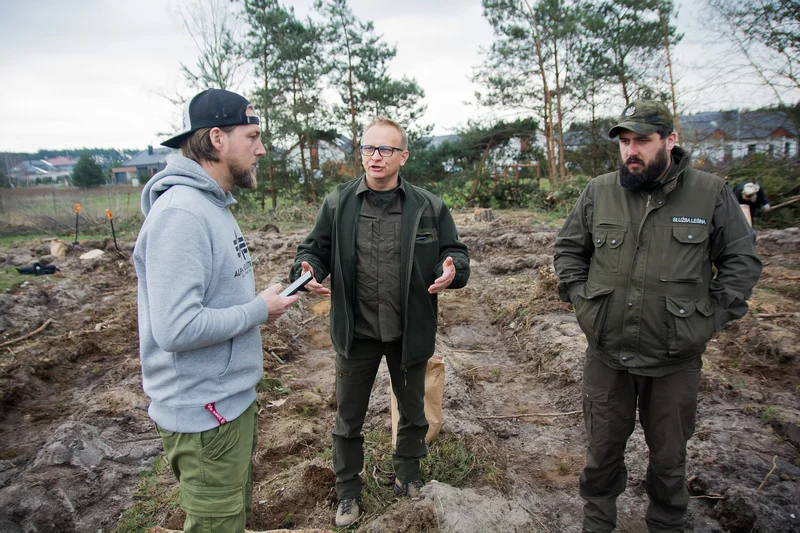 Dziennikarze jarocinska.pl i wolontariusze Fundacji Ogród Marzeń sadzili las w Roszkowie