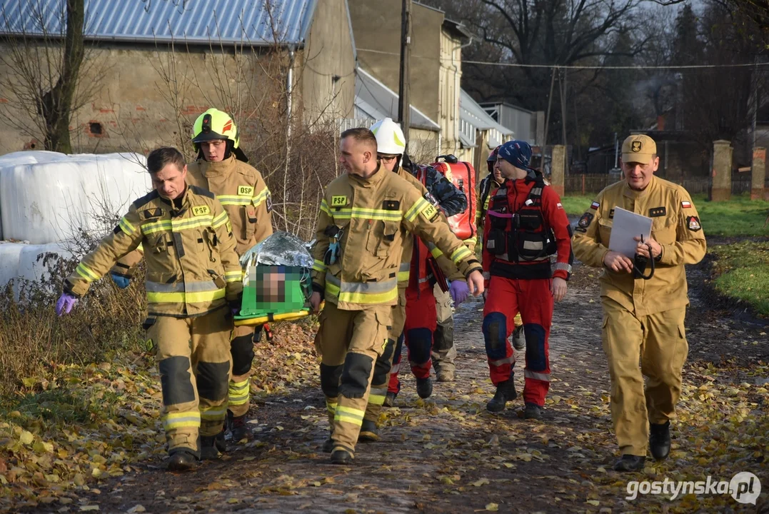 Wypadek w gospodarstwie w Kosowie. Pod trójką mężczyzn zarwał się pomost