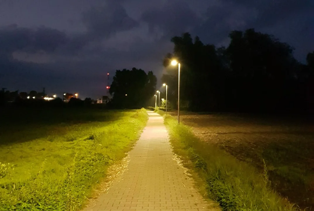 Jest nowe oświetlenie między ul. Piaski a „Plantami” w Pleszewie [ZDJĘCIA] - Zdjęcie główne