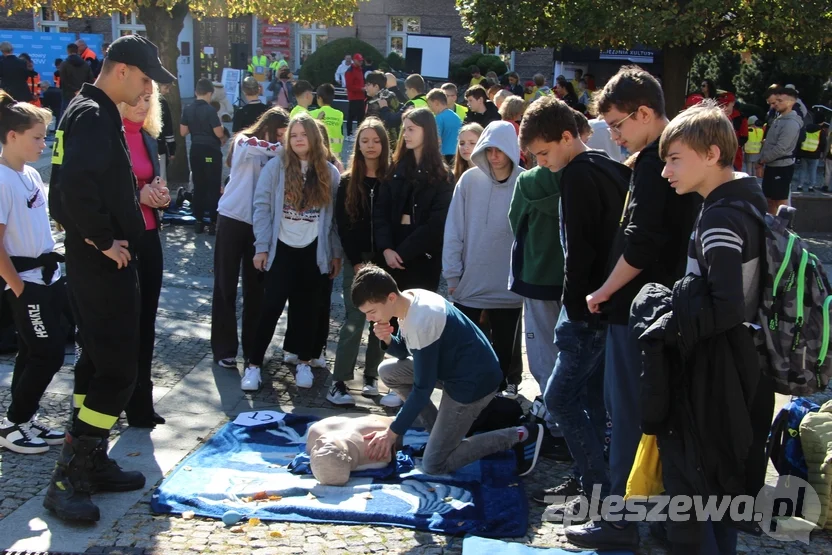 Wielka akcja przeprowadzania resuscytacji na pleszewskim rynku [ZDJĘCIA] - Zdjęcie główne