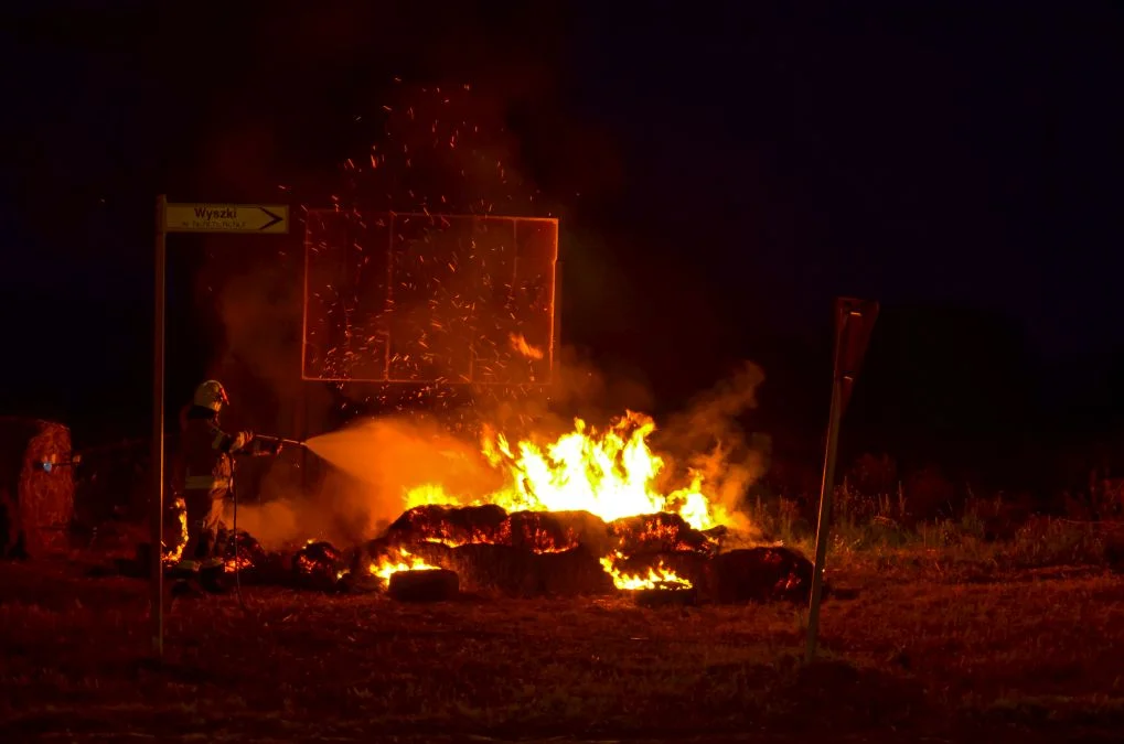 Pożar witaczy w Wyszkach, przy drodze na Twardów