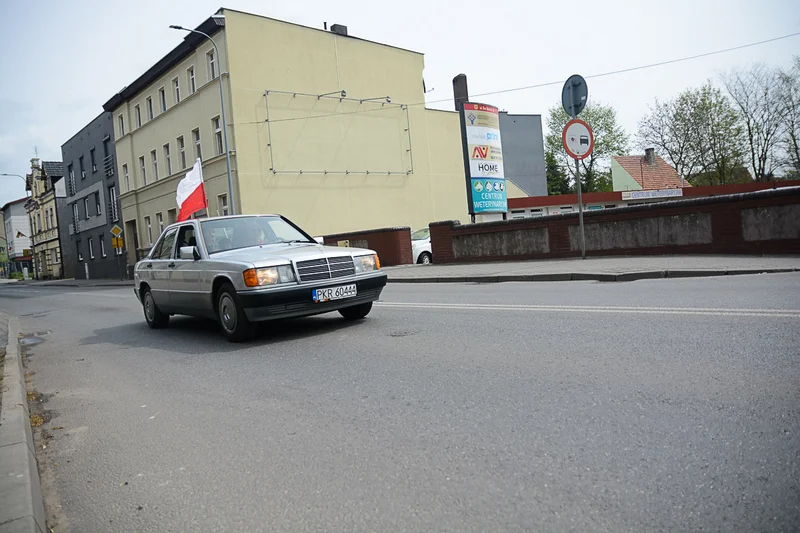 Wystawa zabytkowych pojazdów w Jarocinie z okazji Święta Flagi