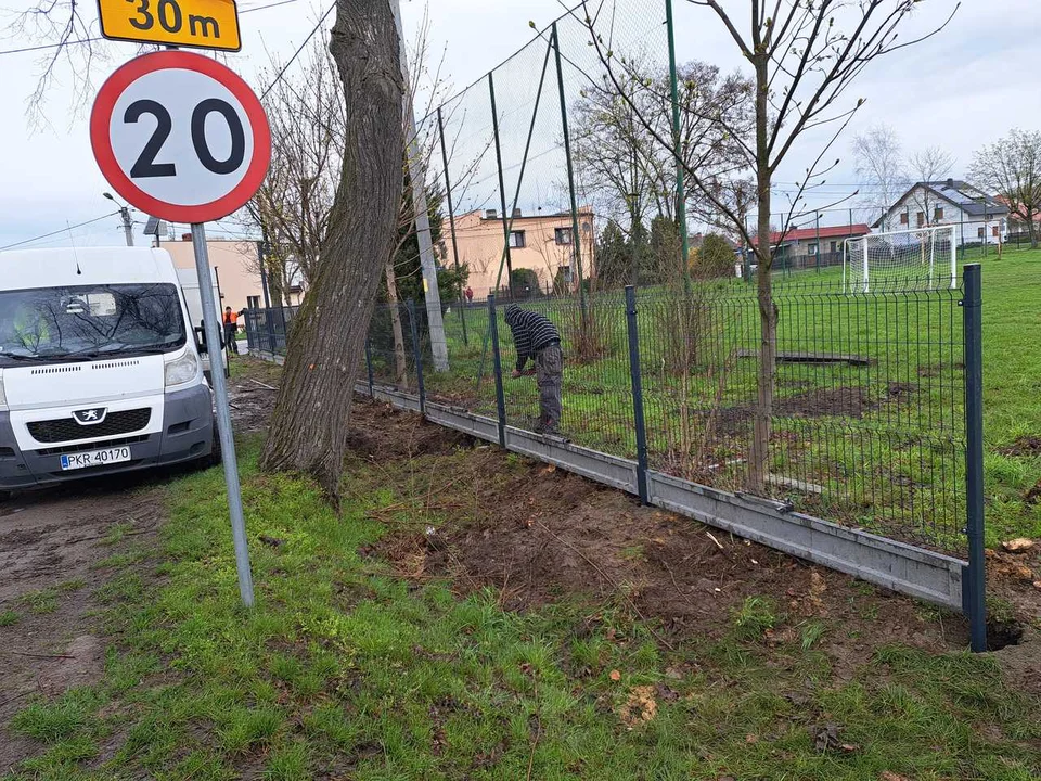 Gorzupia. Nowe ogrodzenie przy boisku