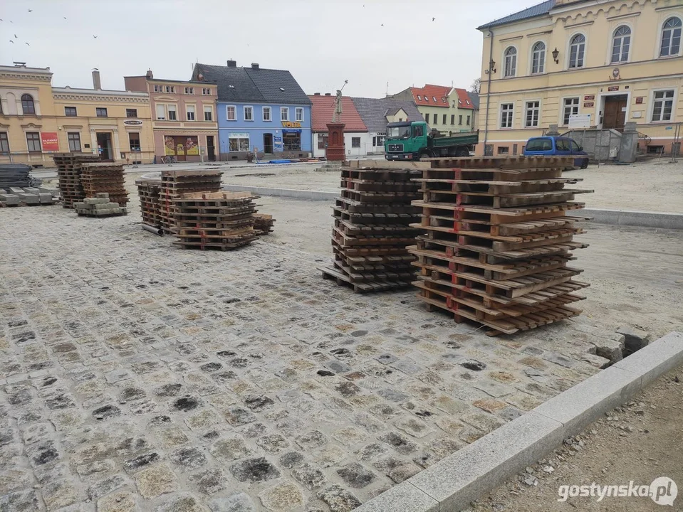 Przebudowa rynku w Krobi. Co się dzieje na placu budowy po zerwaniu umowy z wykonawcą