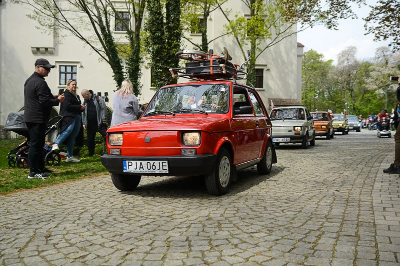 Wystawa zabytkowych pojazdów w Jarocinie z okazji Święta Flagi