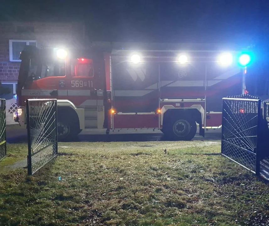 Nocna akcja strażaków w Brudzewku. Zalana piwnica w budynku mieszkalnym - Zdjęcie główne