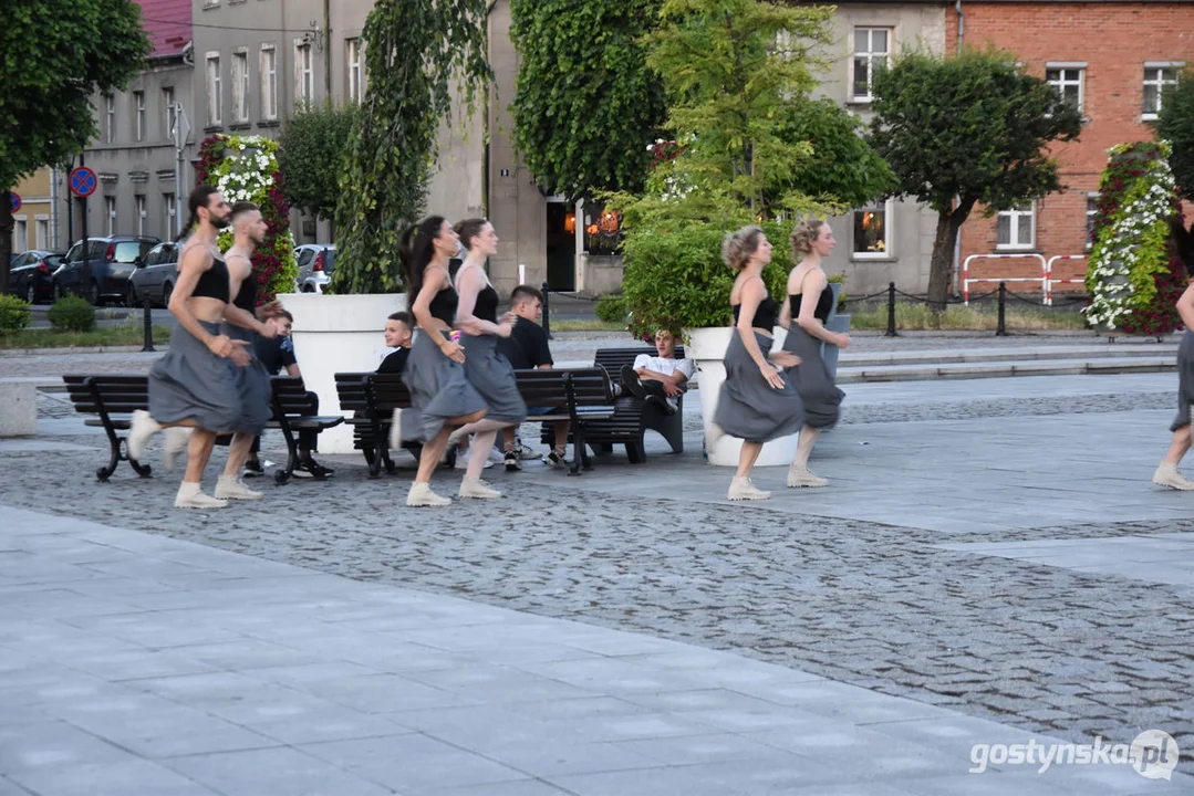 Spektakl teatralny na gostyńskim rynku