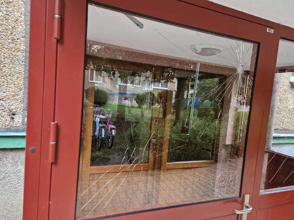 42-letni mieszkaniec Gostynia groził koledze śmiercią. Wybił szybę w wiatrołapie