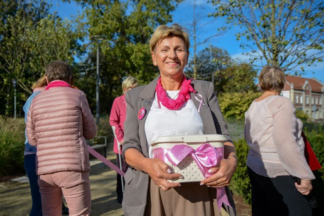 Różowe elementy pojawiły się również w postaci wstążek, które przypinano wszystkim uczestnikom poniedziałkowej akcji