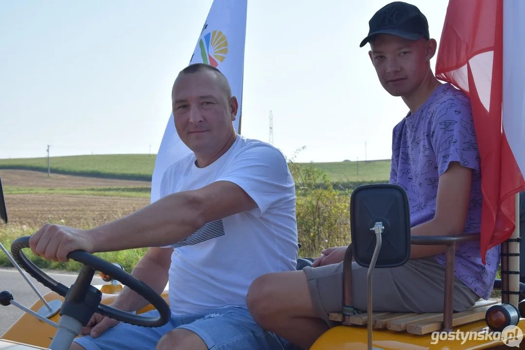 Parada zabytkowych pojazdów na dożynkach powiatowych na Świętej Górze 2025