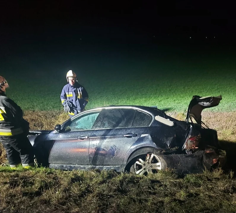 Wolenice. Rozbity samochód w rowie