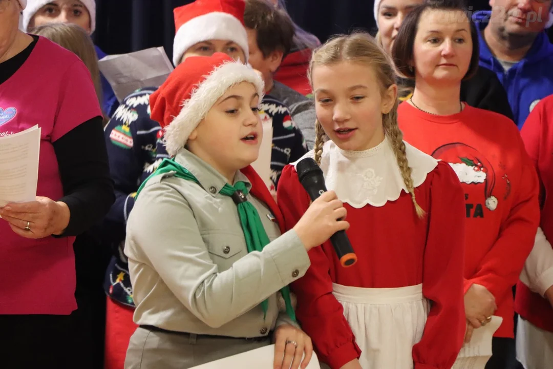 Mieszkańcy Hazów ubierali choinkę w Zielonej Wsi