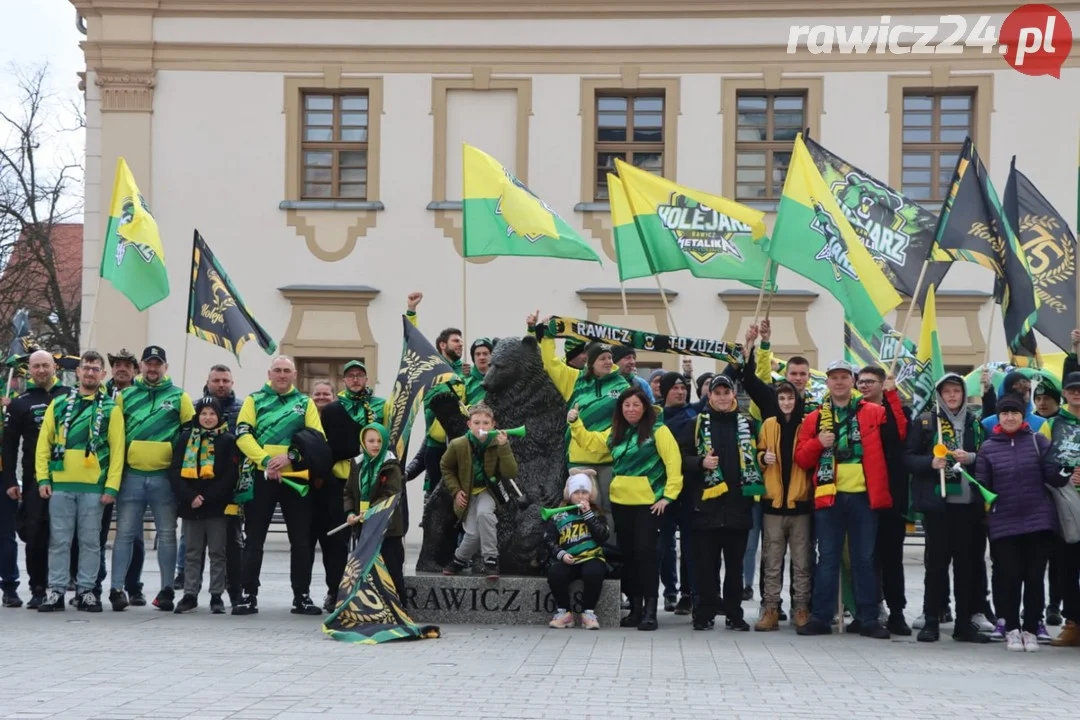 Kibice Kolejarza przeszli ulicami miasta.