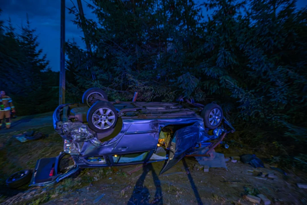 Zderzenie ciężarowego mercedesa z osobówką na DK 12 w Łobzie