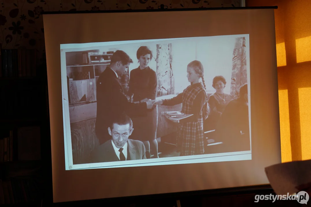 Miłośnicy starych fotografii w pogorzelskiej bibliotece