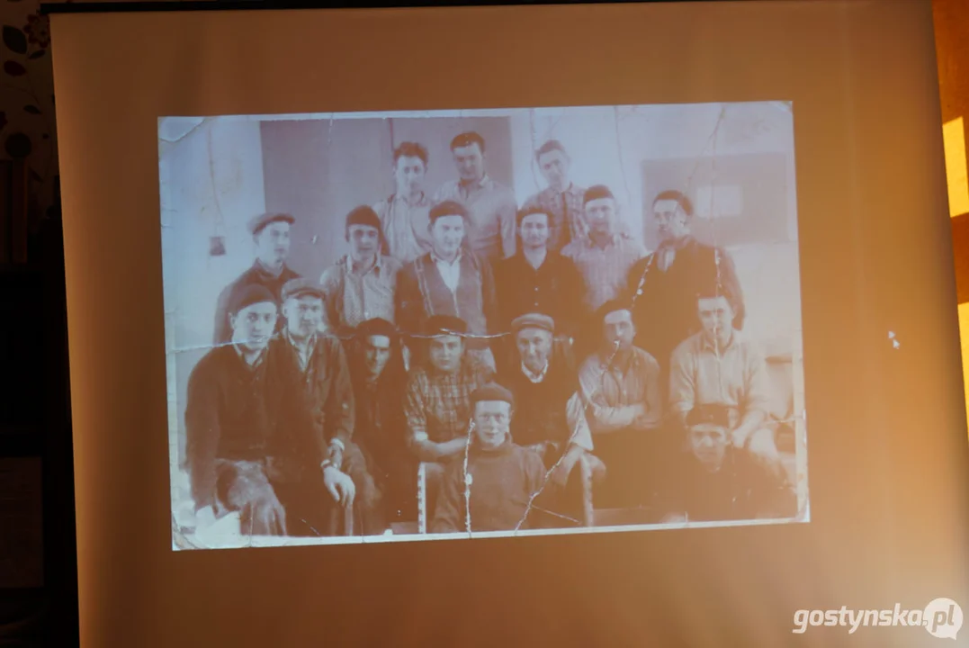 Miłośnicy starych fotografii w pogorzelskiej bibliotece