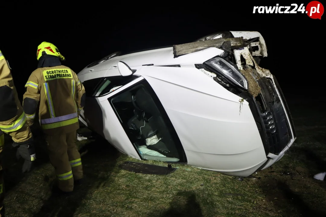 Pod Dłonią auto koziołkowało i dachowało