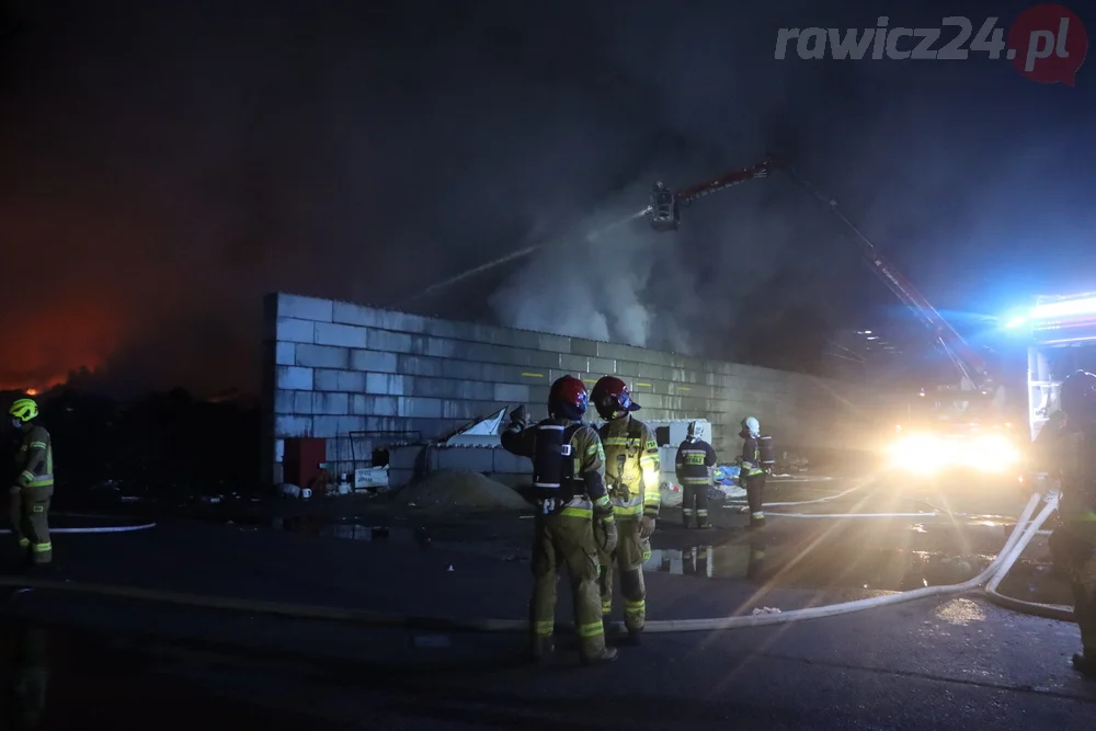 Pożar odpadów na terenie jednej z rawickich firm