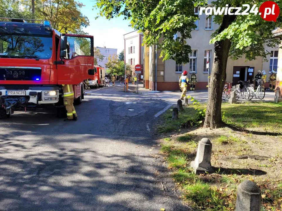 Ćwiczenia strażaków w szpitalu w Rawiczu