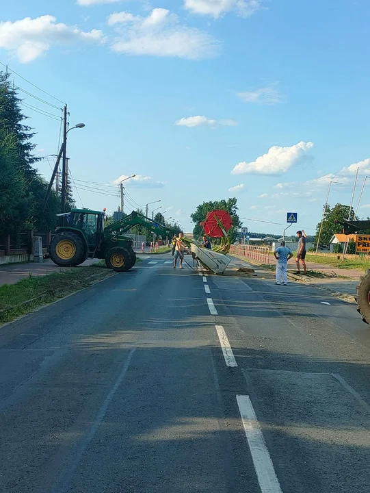 Heder odczepił się od kombajnu, a przyczepa od traktora. Wypadki w okolicy Gostynia