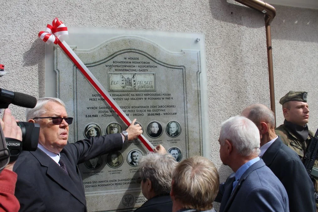 Jarocin. Odsłonięcie tablicy poświęconej kolporterom gazety konspiracyjnej "Dla Ciebie, Polsko" i koncert patriotyczny w JOK-u