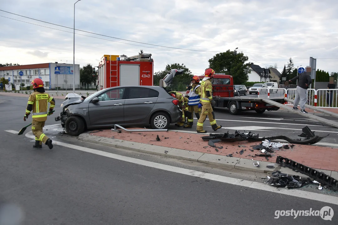 Zderzenie dwóch samochodów na skrzyżowaniu w Gostyniu