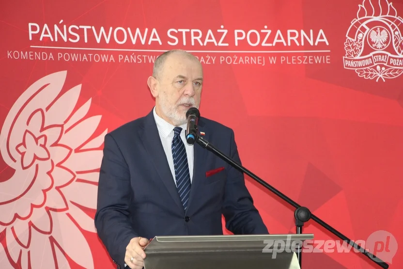 Strażacy z powiatu pleszewskiego odebrali nowe auta i świadczenia