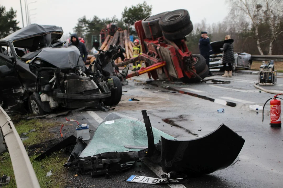 Wypadek na DK 11 w Nowym Mieście. Drewno z ciężarówki wypadło na auta osobowe [ZDJĘCIA, AKTUALIZACJA, godz. 16.00] - Zdjęcie główne