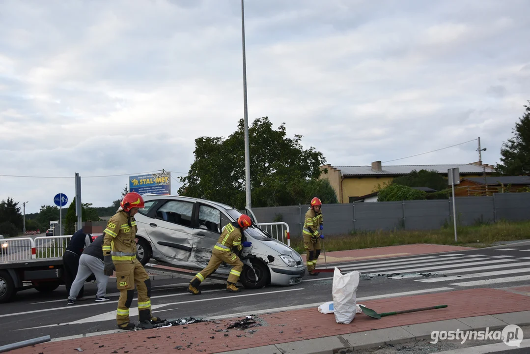 Zderzenie dwóch samochodów na skrzyżowaniu w Gostyniu