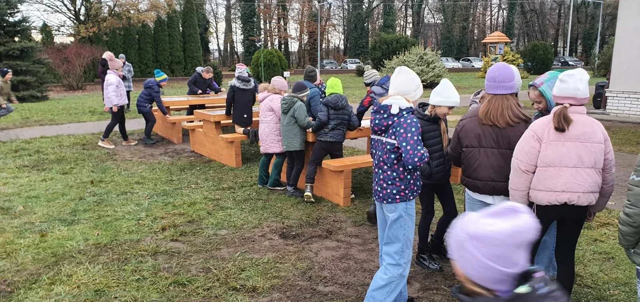 „Klasa z drewna” w Pakosławiu. Otwarto ścieżkę dydaktyczną w szkole podstawowej - Zdjęcie główne