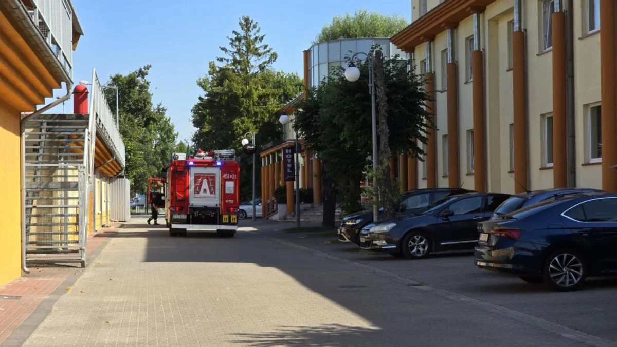 Alarm przeciwpożarowy w hotelu Jarota