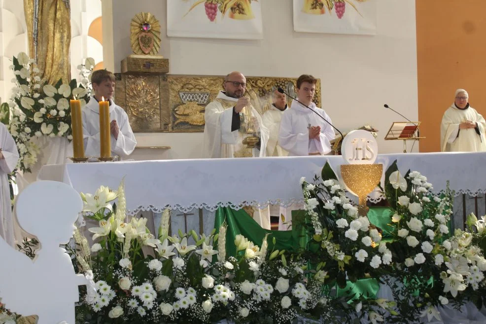 Tablica dla ojca Sylwina Wojdanowicza oraz jubileuszowy zjazd franciszkanów w Jarocinie