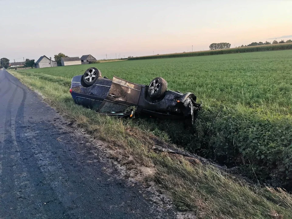 Wypadek w gminie Koźmin Wlkp. Samochód wypadł z drogi i dachował