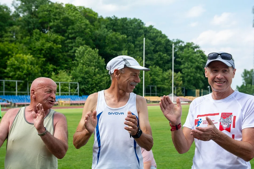 70 okrążeń stadionu w Jarocinie na 70. urodziny. Wiesław Garbarek świętował nietypowo