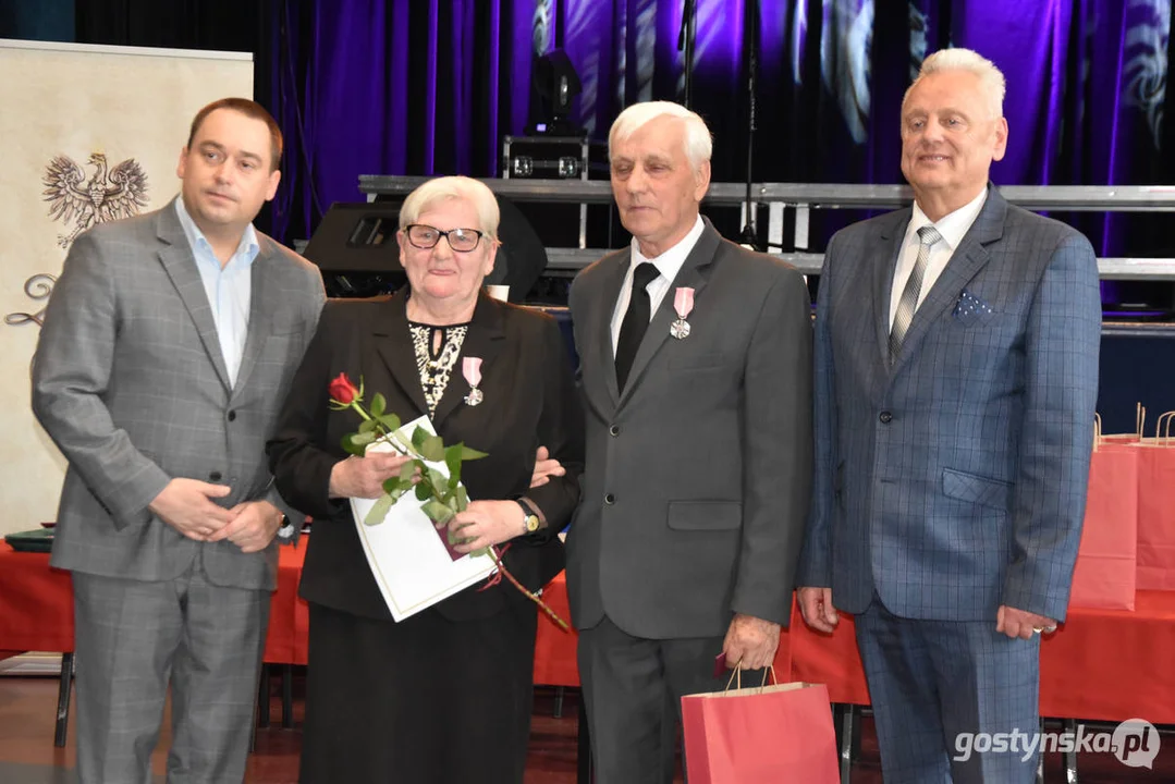 Jubileusze małżeńskie w gminie Gostyń. Blisko 60 par otrzymało pamiątkowe medale