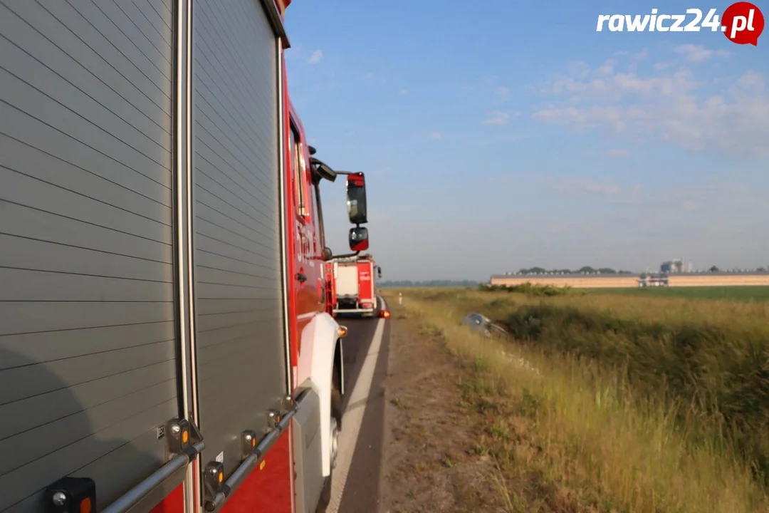 DK36. Auto w rowie pomiędzy rondem WOŚP a rondem Sarnowskim