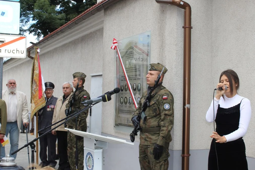 Jarocin. Odsłonięcie tablicy poświęconej kolporterom gazety konspiracyjnej "Dla Ciebie, Polsko" i koncert patriotyczny w JOK-u