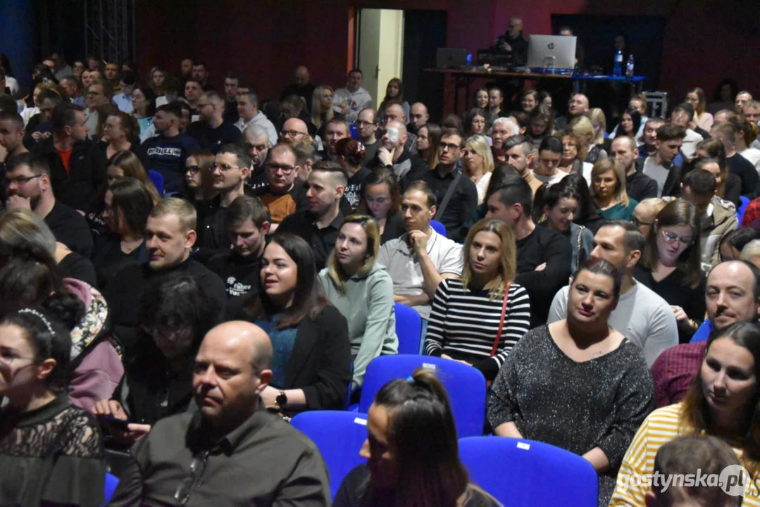 Stand-uper Michał Leja - dowcipny początek weekendu w Gostyniu