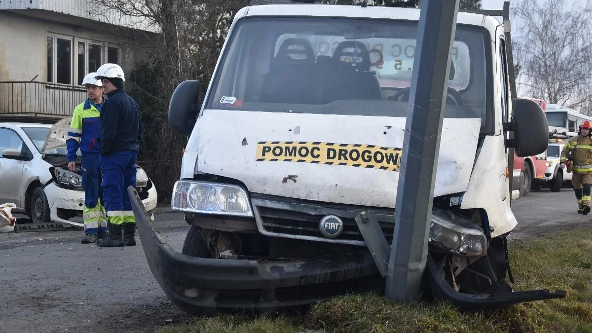 W Sikorzynie po zderzeniu ze skodą auto-laweta "skasowała" słup. Obrażenia odniosła kierująca osobówką - Zdjęcie główne