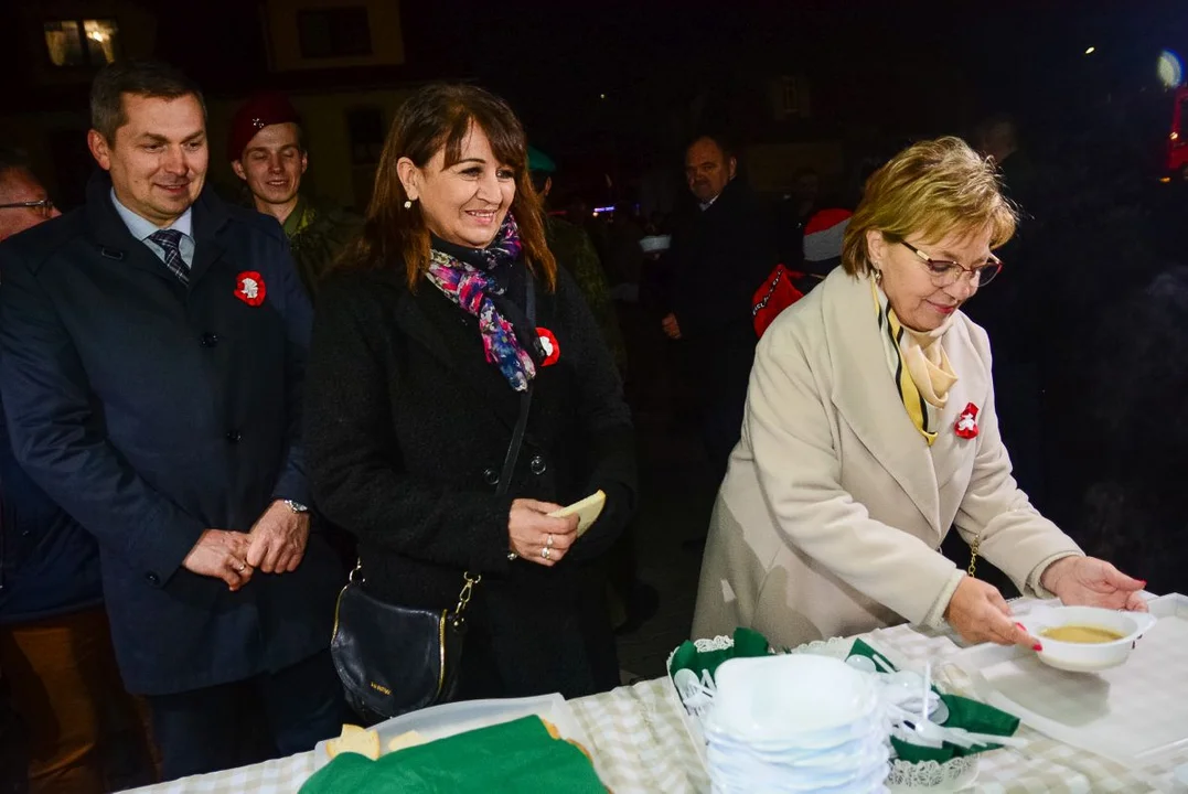 Obchody Święta Niepodległości w Jarocinie. Capstrzyk w parku mjr. Zbigniewa hr. Ostroroga-Gorzeńskiego