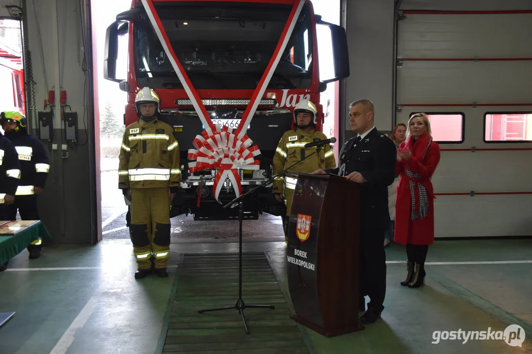 "Ochrzczono" nowy samochód strażacki dla OSP Borek Wlkp. Otrzymał imię "Jan"