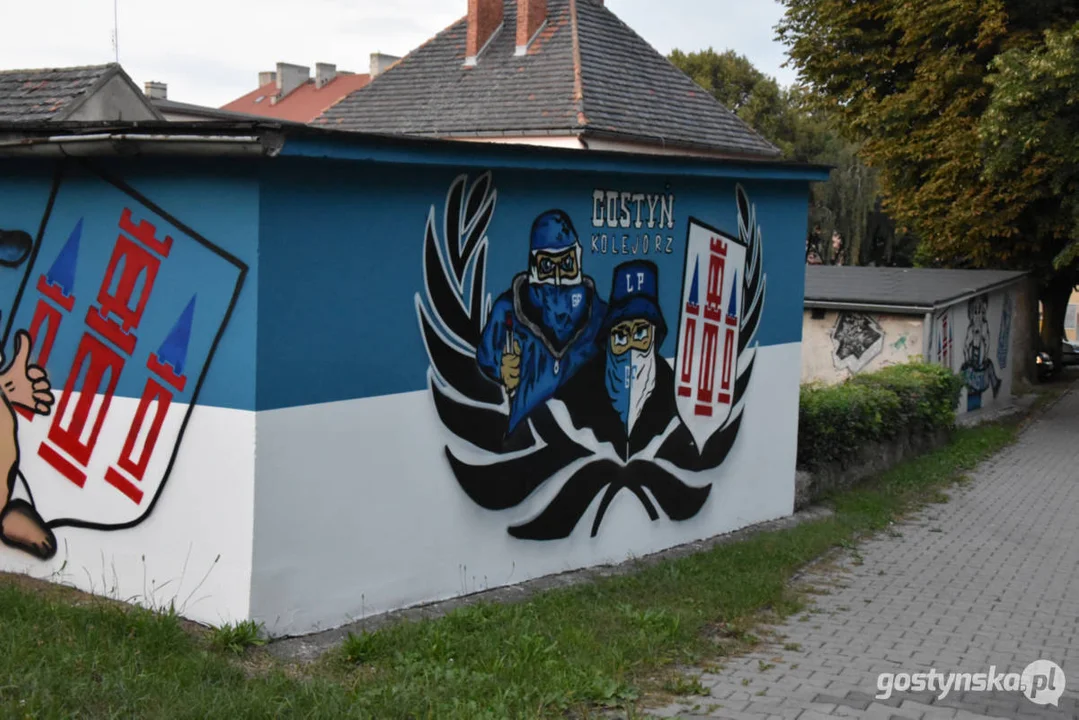 Kolejne grafy gostyńskich fanatyków „Kolejorza”. Murale ozdobiły garaże, a tym samym plac zabaw dla dzieci