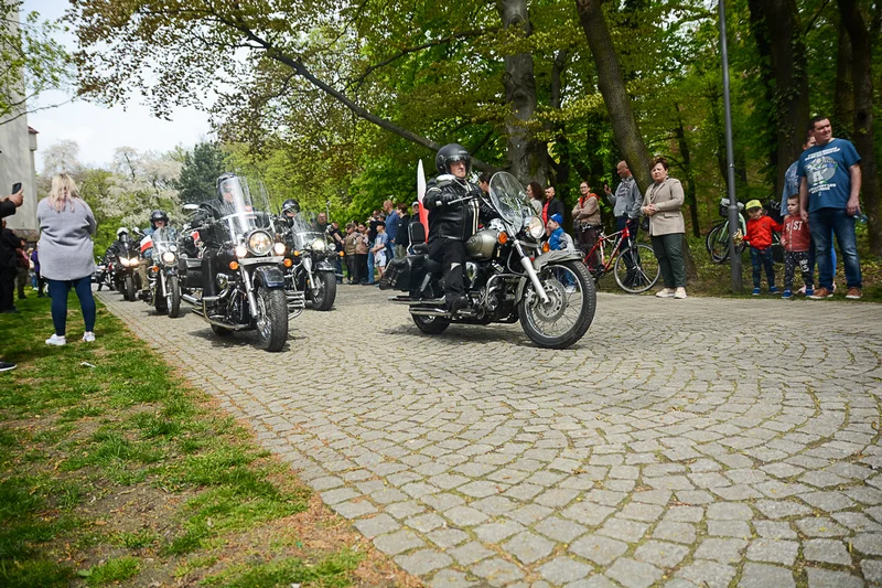 Wystawa zabytkowych pojazdów w Jarocinie z okazji Święta Flagi