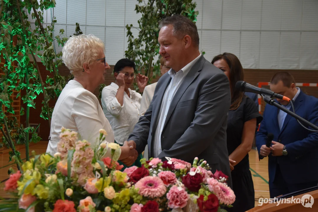 Niespodzianka i miłe pożegnanie dyrektorki Szkoły Podstawowej nr 5 w Gostyniu