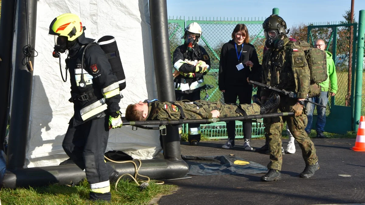 W Sarnowie doszło do wypadku, w I LO znaleziono bombę. Ćwiczenia służb [ZDJĘCIA, FILMY] - Zdjęcie główne