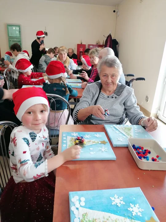 Przedszkolaki wzruszyły seniorów. Świąteczne warsztaty przy ul. Zacisznej w Jarocinie