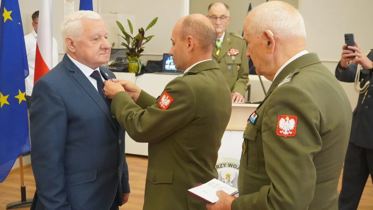 Obchody Święta Wojska Polskiego w Pleszewie z odznaczeniami